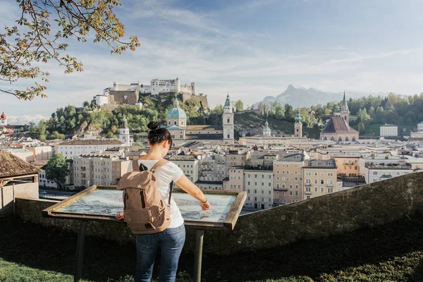 Austria. Salzburgo. La chica turista en la plataforma de observación — Foto de Stock