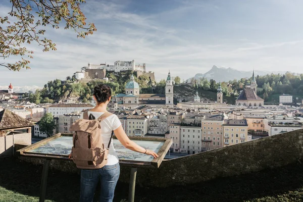 Austria. Salzburgo. La chica turista en la plataforma de observación — Foto de Stock