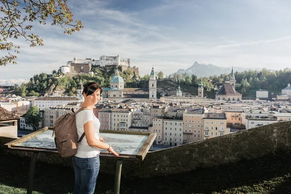 Austria. Salzburgo. La chica turista en la plataforma de observación — Foto de Stock