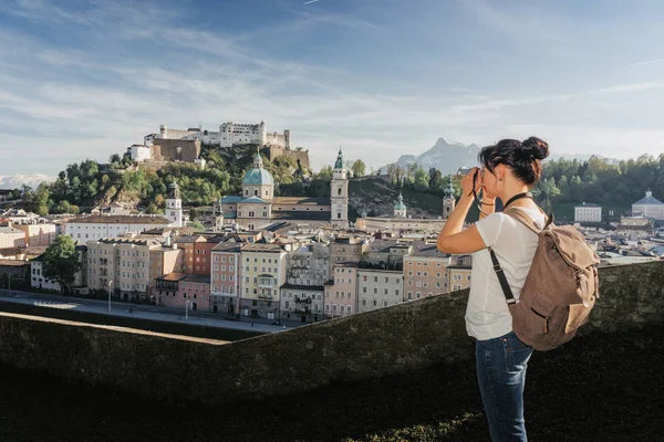 Austria. Salzburgo. Una joven turista toma fotos — Foto de Stock