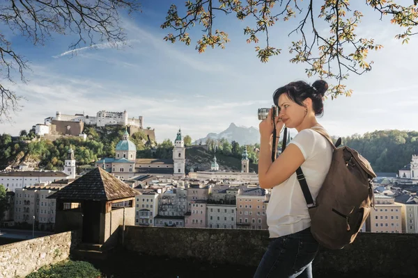 Austria. Salzburgo. Una joven turista toma fotos — Foto de Stock