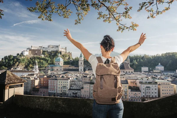 Österreich. salzburg. ein junges Touristenmädchen mit erhobenen Armen — Stockfoto
