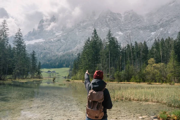 Almanya. Lake Hintersee. Kız gezgin bir sırt çantası ile