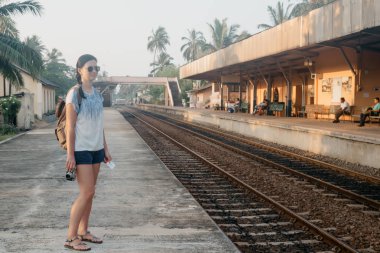 Sri Lanka. Hikkaduwa. Bir kız elini ve bir bilet bir kamera ile