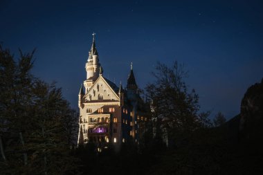 Neuschwanstein Şatosu gecede güzel manzarasına. Bavyera'da yer alan Saray