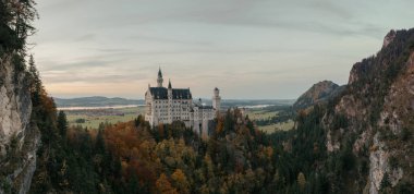 Dünyaca ünlü Neuschwanstein Şatosu güzel görünümü
