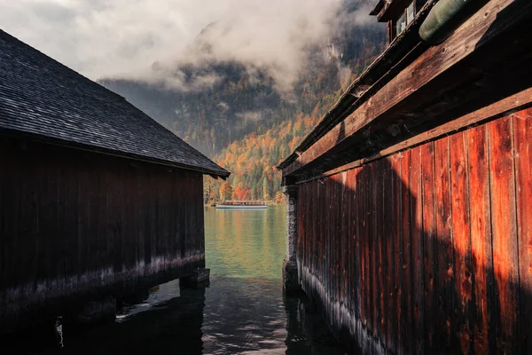 Berchtesgaden, Alemania. Boathouses en el lago Koenigssee — Foto de Stock