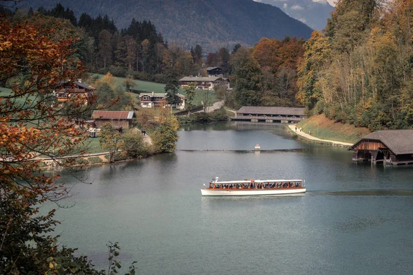 Barca passeggeri sul Koenigssee vicino a Berchtesgaden — Foto Stock