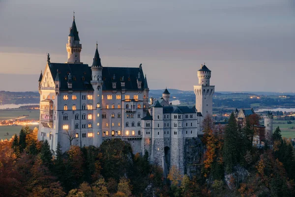 Alemania. Famoso castillo de Neuschwanstein en el fondo — Foto de Stock