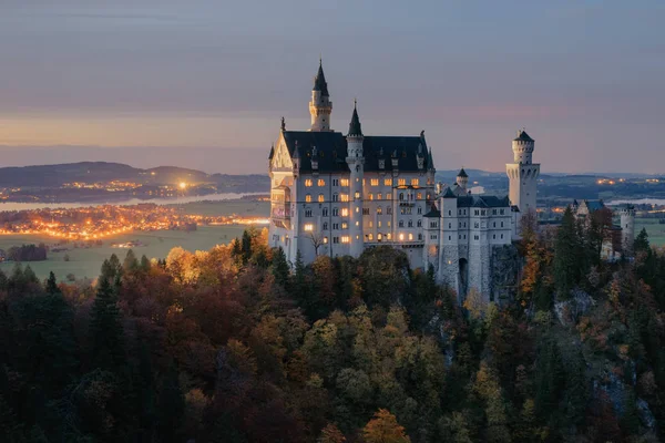 Alemanha. Castelo de Neuschwanstein famoso no fundo — Fotografia de Stock