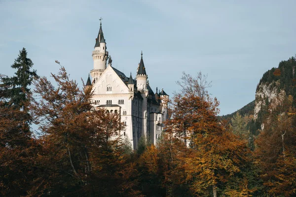 Piękny widok na zamek Neuschwanstein, jesienią — Zdjęcie stockowe