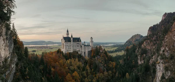 Prachtig uitzicht op het wereldberoemde kasteel van Neuschwanstein — Stockfoto