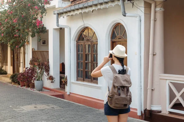 Flicka resenären med en ryggsäck och en kamera på gatan av den fort Galle — Stockfoto