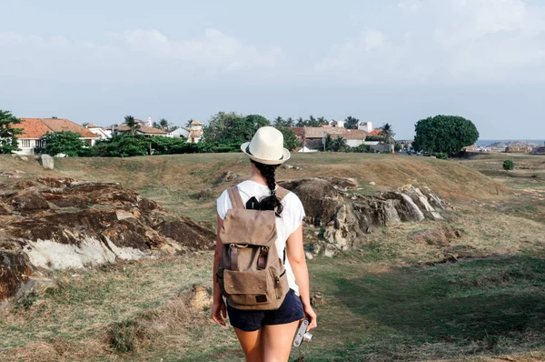 Flicka resenären med en ryggsäck och kamera. Stadens klocktorn i staden av Gallen i Sri Lanka — Stockfoto