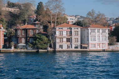 Istanbul, Türkiye. Her iki boğaz boğaz kıyısında konut evleri hangi yöre halkı hafta sonu konut kullanmak dolu