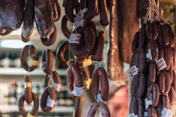 Türkiye. Istanbul. Mısır Çarşısı. Et ve sosis vitrin Avrupa pazarında üzerinde