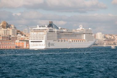 Istanbul, Türkiye. Görkemli cruise gemi Msc (magnifica) onboard kruvaziyer yolcu ile seyahat bağlantı noktası bırakır.