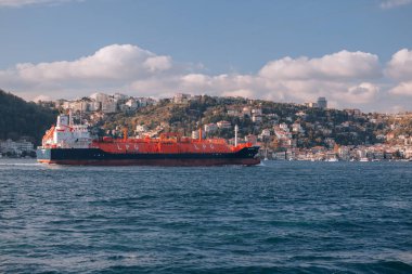 Istanbul, Türkiye. Denizde LPG tankeri. Sıvılaştırılmış gaz. Kırmızı gemi