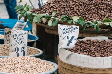 Taze kestane ve Mısır piyasada fiyat etiketleri ile çanta içinde fındık