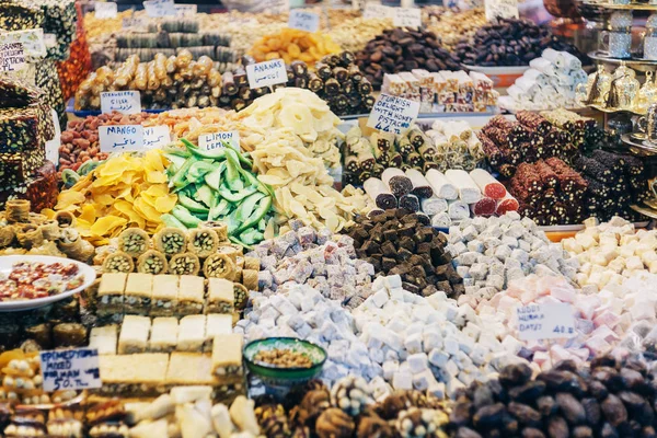 Baharat, Kuruyemiş ve tatlı Mısır Çarşısı (Mısır Çarşısı) Istanbul, Türkiye'de alışveriş merkezi. Mısır Çarşısı Istanbul'daki en eski çarşı olduğunu