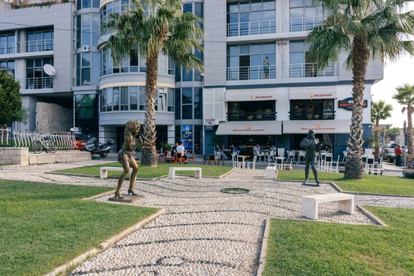 Esculturas de estrelas de rock em uma pequena avenida na cidade Durres. Albânia — Fotografia de Stock