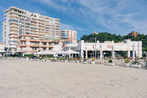 Albânia. Embankment da cidade de Durres com um café em um dia ensolarado com um céu azul — Fotografia de Stock