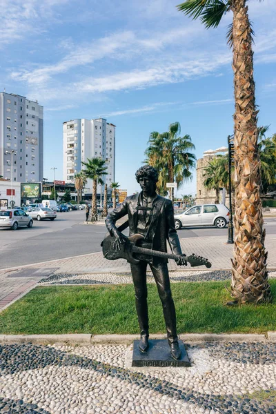 Szobrok a rocksztárok Durres városban egy kis sugárúton. Albánia — Stock Fotó