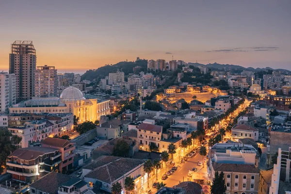 Albanien. Durres. Utsikt över den centrala delen av staden på kvällen, en vacker solnedgång Stockbild