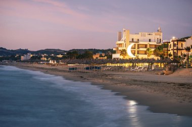 Arnavutluk. Golem. Tatil Köyü Golem gün batımında