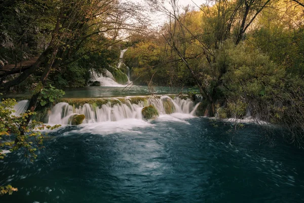 Pequena cachoeira no Parque Nacional dos Lagos de Plitvice, Croácia — Fotografia de Stock
