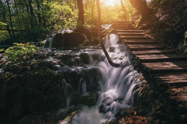 Día soleado y camino turístico de madera en el parque nacional de los lagos de Plitvice-Croacia —  Fotos de Stock