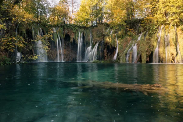 Vízesés nemzeti park türkiz tóba esik. Plitvice-Horvátország — Stock Fotó