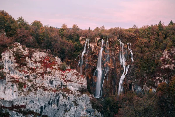 Colores de Autum y cascadas del Parque Nacional Plitvice en Croacia —  Fotos de Stock