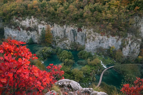 Höst bild av vackra vattenfall i Plitvicesjöarna, CRO Stockbild