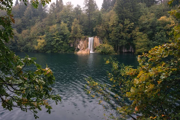 Cachoeira e um lago com uma pedra no Parque Nacional dos Lagos de Plitvice — Fotografia de Stock