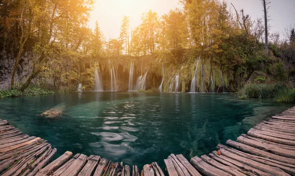 Hermoso otoño colores bosque cascada y lago. Parque Nacional de Plitvice, Croacia —  Fotos de Stock