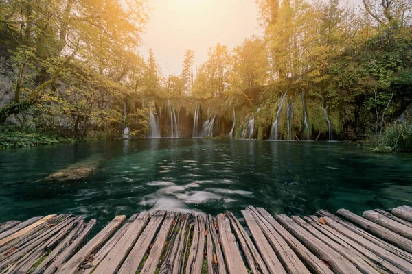 Wasserfälle im Nationalpark in Sonnenstrahlen. plitvice, Kroatien — Stockfoto