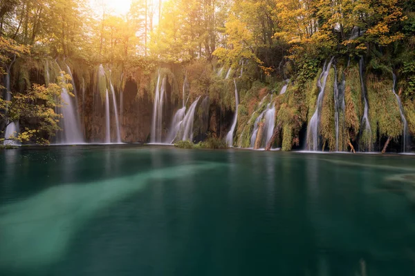 Vista deslumbrante no Parque Nacional dos Lagos de Plitvice. Croácia — Fotografia de Stock