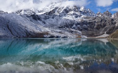 Himalayalar. Yüksek tepeler ve göl görünümünden Gokyo Ri, 5360 metre Himalaya Dağları Nepal, kar kaplı.