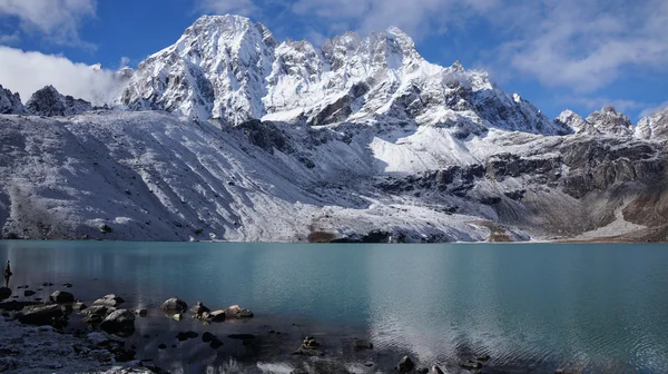 Гималаи. Вид с горы Гокио Ри, 5360 метров вверх в горах Непала, покрытые снегом высокие персики и озеро . — стоковое фото