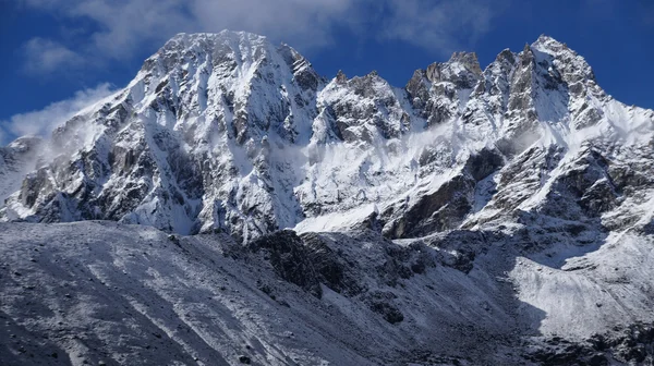 Himalaya. Vista desde Gokyo Ri, 5360 metros arriba en las montañas del Himalaya de Nepal, picos altos cubiertos de nieve y lago . —  Fotos de Stock