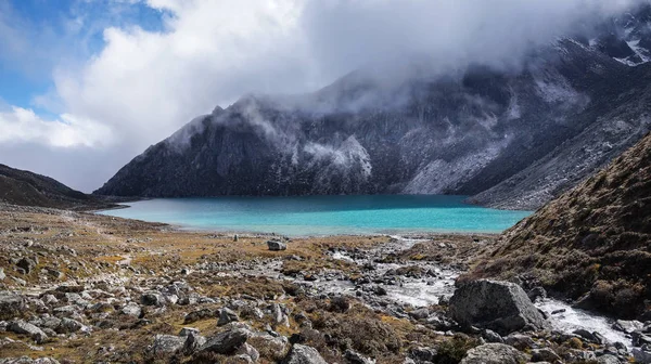 Гималаи, Гималайские горы и озеро — стоковое фото