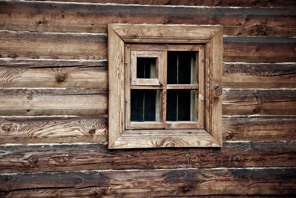 ahşap duvar penceresinde
