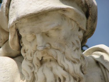 Versailles Bahçelerinde sakallı bir adamın heykeli.