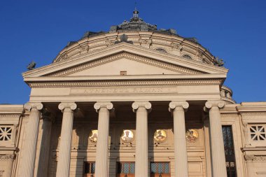 Romanya 'nın Bükreş kentinde Romen Athenaeum' u. Önbaharın ayrıntılı görünümü.