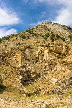 Mavi gökyüzüne karşı bir dağ zirvesi