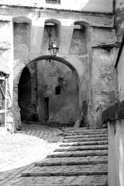 Sighisoara 'da saat kulesine çıkan bir geçit.