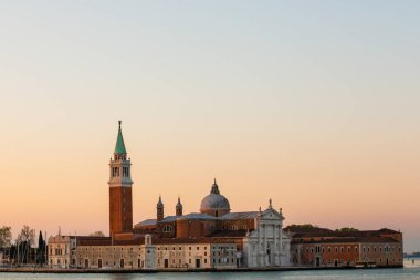 Basilica San Giorgio Maggiore Venedik, İtalya 'da gün doğumunda vuruldu