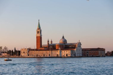 Basilica San Giorgio Maggiore Venedik, İtalya 'da gün doğumunda vuruldu