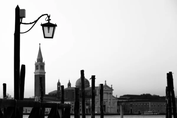 Hermosa Silueta Antigua Lámpara Calle Venecia Italia Amanecer — Foto de Stock